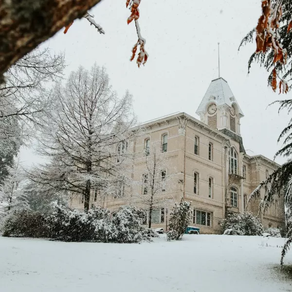 Benton Hall with snow on the ground during the winter.